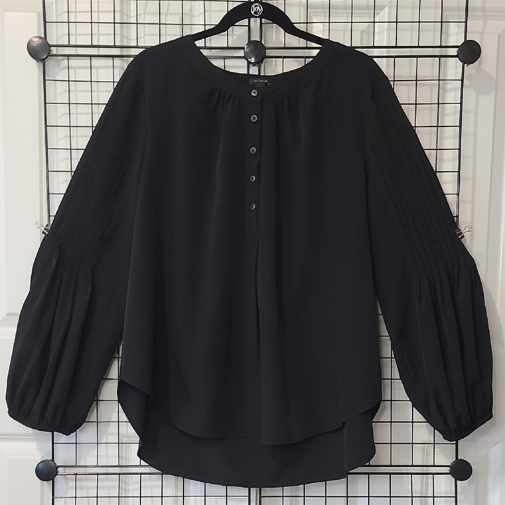 NEW. Ann Taylir Great Blouse with Trendy Puffed Sleeves.